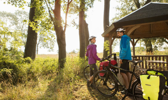 Radfahrer im Wald bei Rast