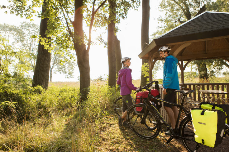 Radfahrer im Wald bei Rast