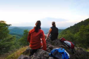 Wanderer rasten Blick über Thüringer Wald