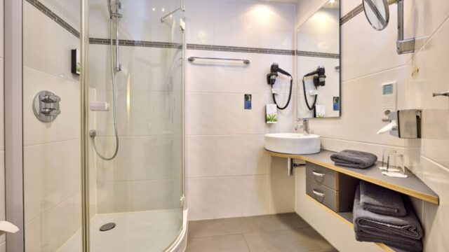 Badezimmer_Hotelzimmer_Einzelzimmer_Erfurt_compressed
