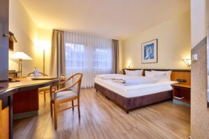 Hotelzimmer_Doppelzimmer_Erfurt_Domplatz_Arrangement_compressed Hotelzimmer_Doppelzimmer_Erfurt_Domplatz_Arrangement_compressed