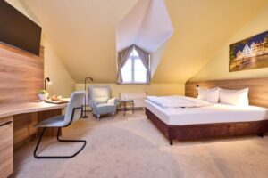 Hotelzimmer_Einzelzimmer_Familie_Erfurt_Hotel_compressed Hotelzimmer_Einzelzimmer_Familie_Erfurt_Hotel_compressed
